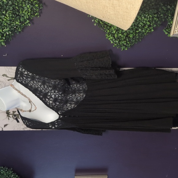 Kori Flower Lace Top - Picture 2 of 7